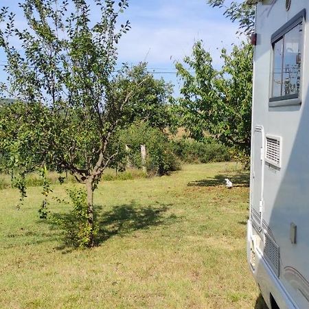 Charmant Camping-Car A La Campagne Labessiere-Candeil Екстер'єр фото