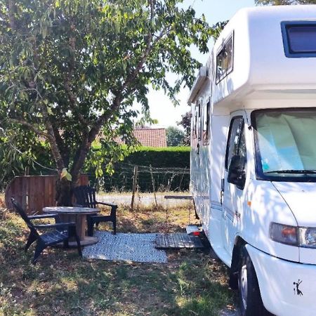 Charmant Camping-Car A La Campagne Labessiere-Candeil Екстер'єр фото