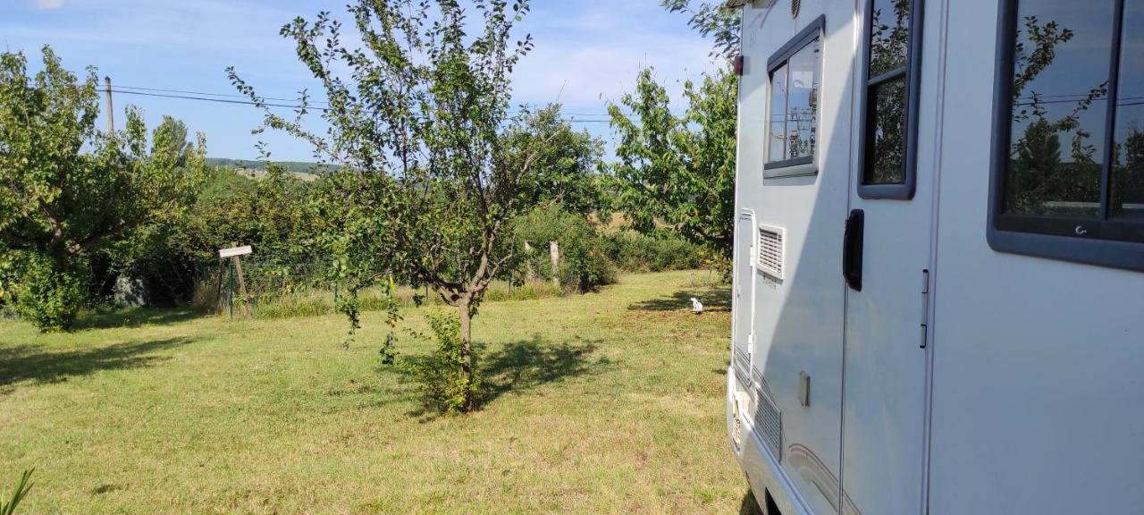 Charmant Camping-Car A La Campagne Labessiere-Candeil Екстер'єр фото